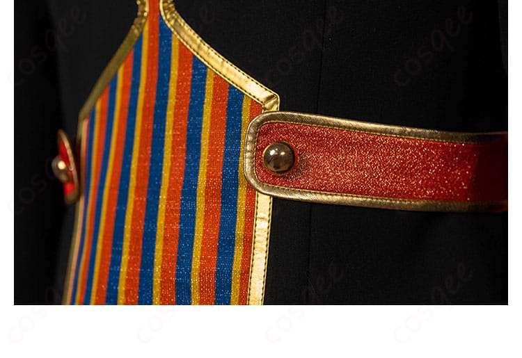 外套部分の装飾ディテール、細部まで再現された衣装デザイン