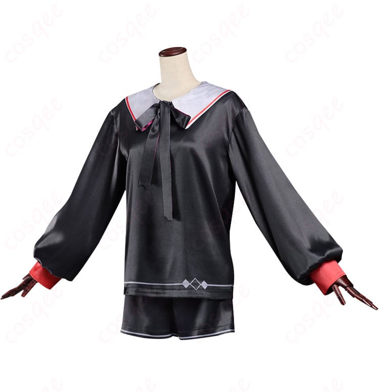 コスプレ衣装の側面図。細部までこだわった美しいシルエットをチェック!