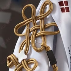 アークナイツのシュウになりきる一着。エルフ耳と重厚コートで存在感アップ - 3枚目の画像（サムネイル）