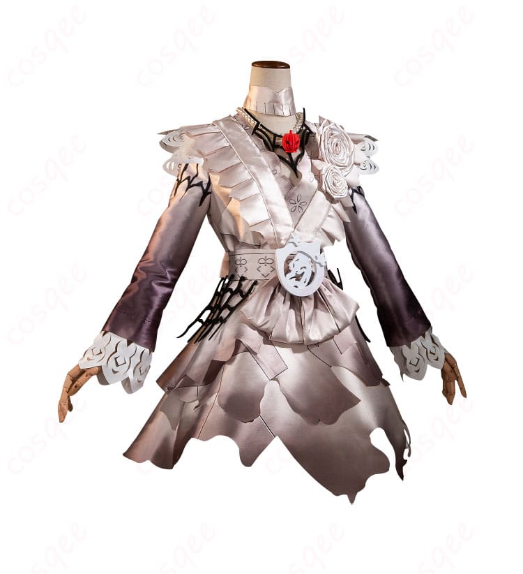 コスプレ衣装の右側のディテール。素材とデザインがしっかりと表現されています。