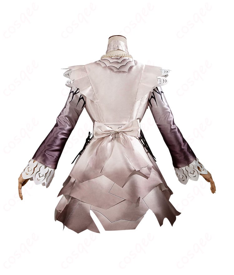 コスプレ衣装の背面。細部までこだわったデザインが際立ちます。