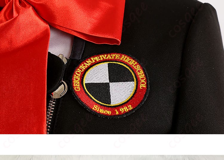 汐見琴音(ハム子)のコスプレ衣装の胸元のロゴ装飾、月光館学園の制服にぴったりのデザイン。