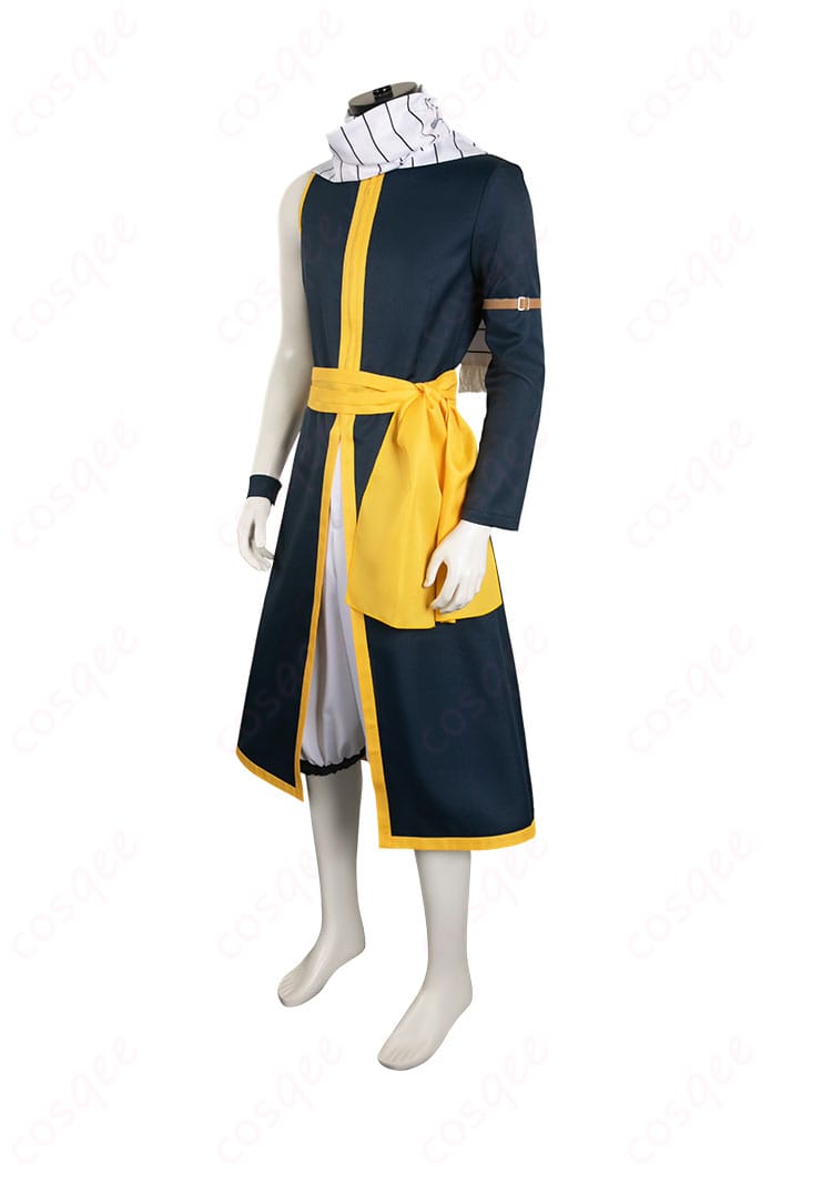 ナツ・ドラグニル コスプレ衣装 側面からの画像。服のラインや装飾が美しく、忠実に再現されています。