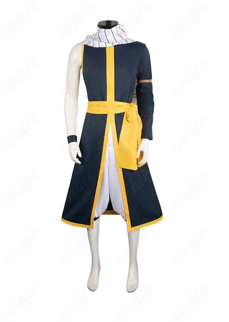 ナツ・ドラグニル コスプレ衣装 正面からの画像。コート、ズボン、マフラーなど詳細な部分がよく見えます。