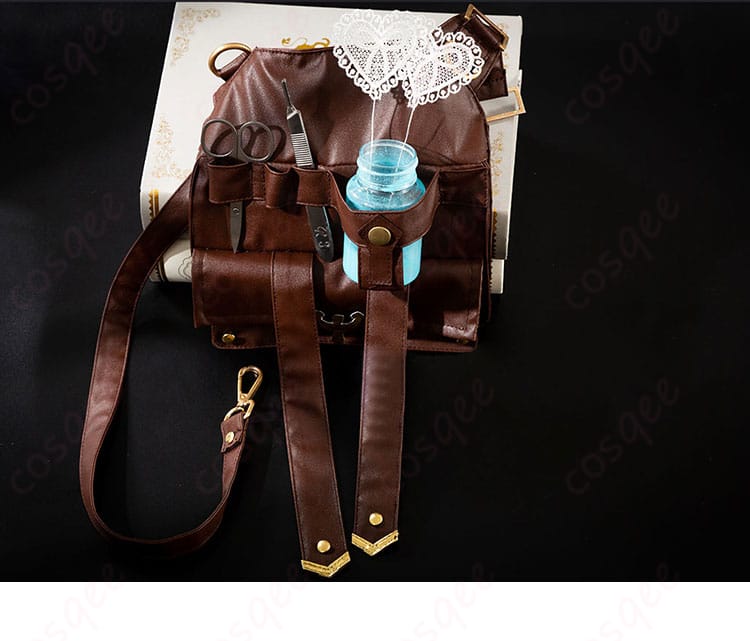 腰バッグのディテール。装飾的な細部にこだわり、キャラクターの特徴を強調。