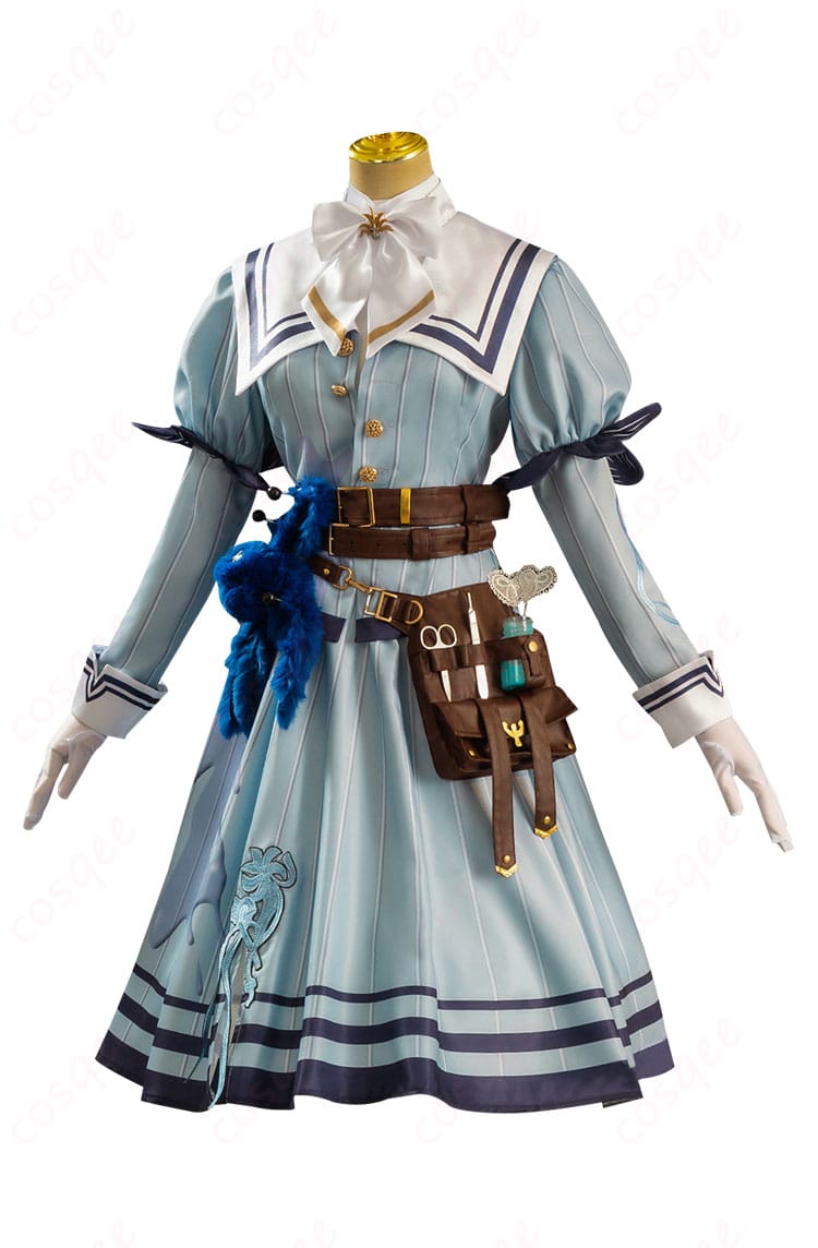 コスプレ衣装の側面ビュー。袖口やベルト、細部のディテールがよく見える角度です。