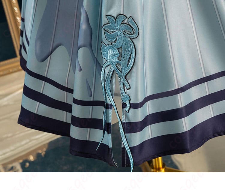 スカートの裾部分の装飾。軽やかで動きのあるデザインが特徴。