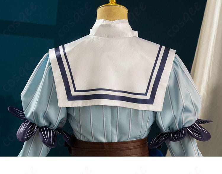 背面の装飾細部。衣装の後ろ姿のディテールがしっかりと表現されています。