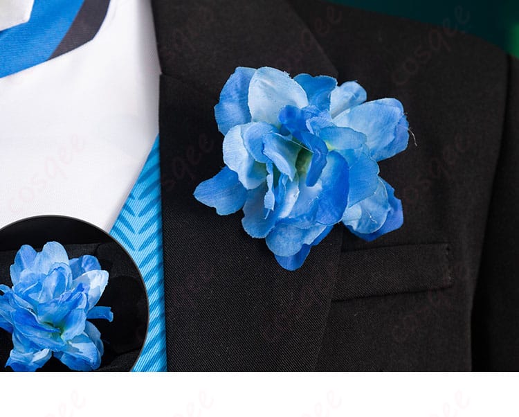 ロレンス・ブルーアーのコスプレ衣装、衣領のブルーフラワー装飾の細部。高級感のあるデザイン。