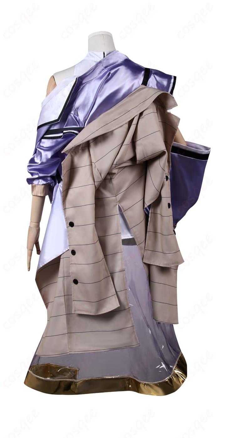 背面のディテールも完璧に再現。シュエンのコスプレ衣装の後ろ姿。