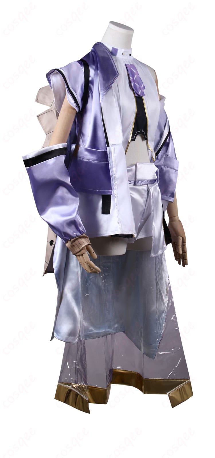 シュエンのコスプレ衣装の側面からの画像。デザインの美しさを確認。