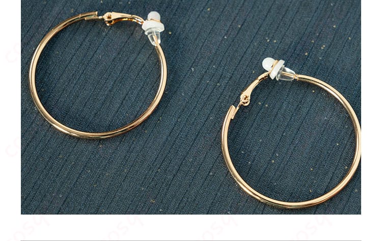 パンティコスプレ衣装に付属するネックレスの細部。高級感あふれるデザインが特徴。