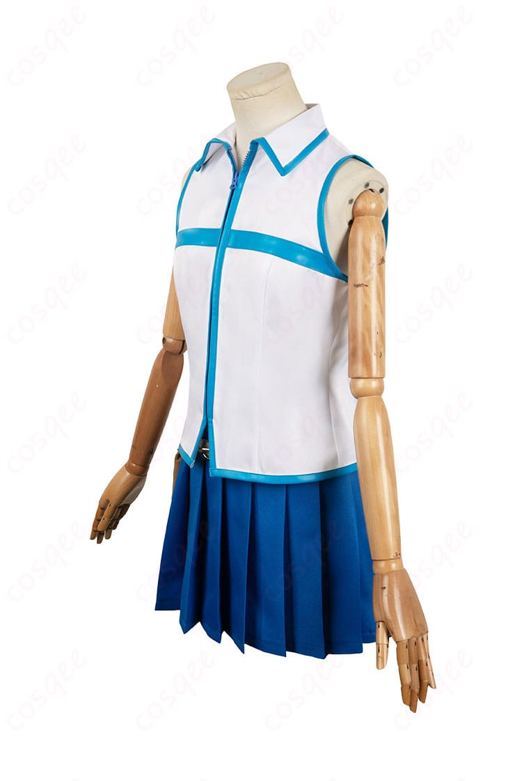 ルーシィ・ハートフィリア コスプレ衣装側面。衣装のラインと美しいシルエットが際立ちます。