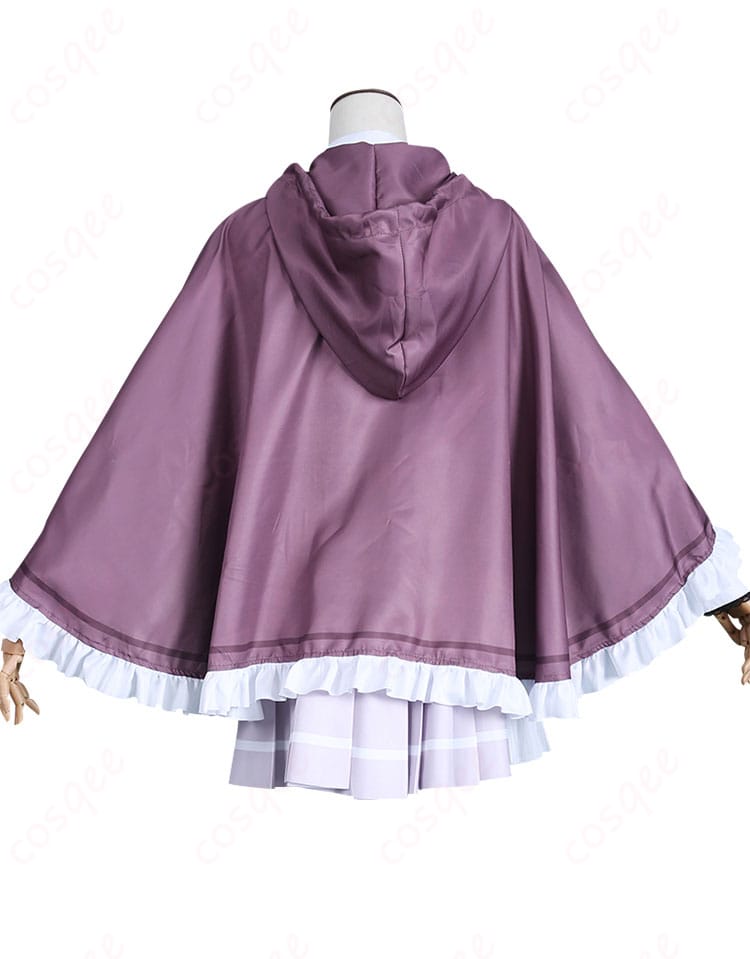 背面から見たねりコスプレ衣装、マントとシャツのデザインが際立つ。