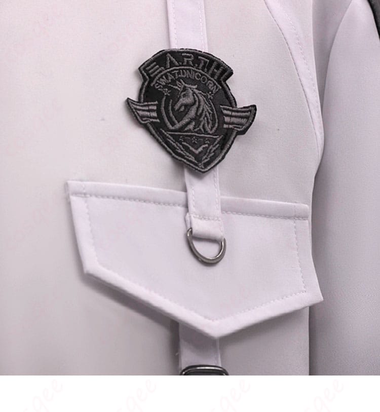 セイヤ コスプレ衣装の左胸のロゴ装飾の詳細。特殊部隊の象徴を忠実に再現。