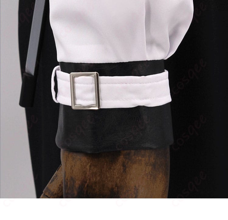 セイヤ コスプレ衣装の袖口装飾の詳細。精密な縫製とデザイン。