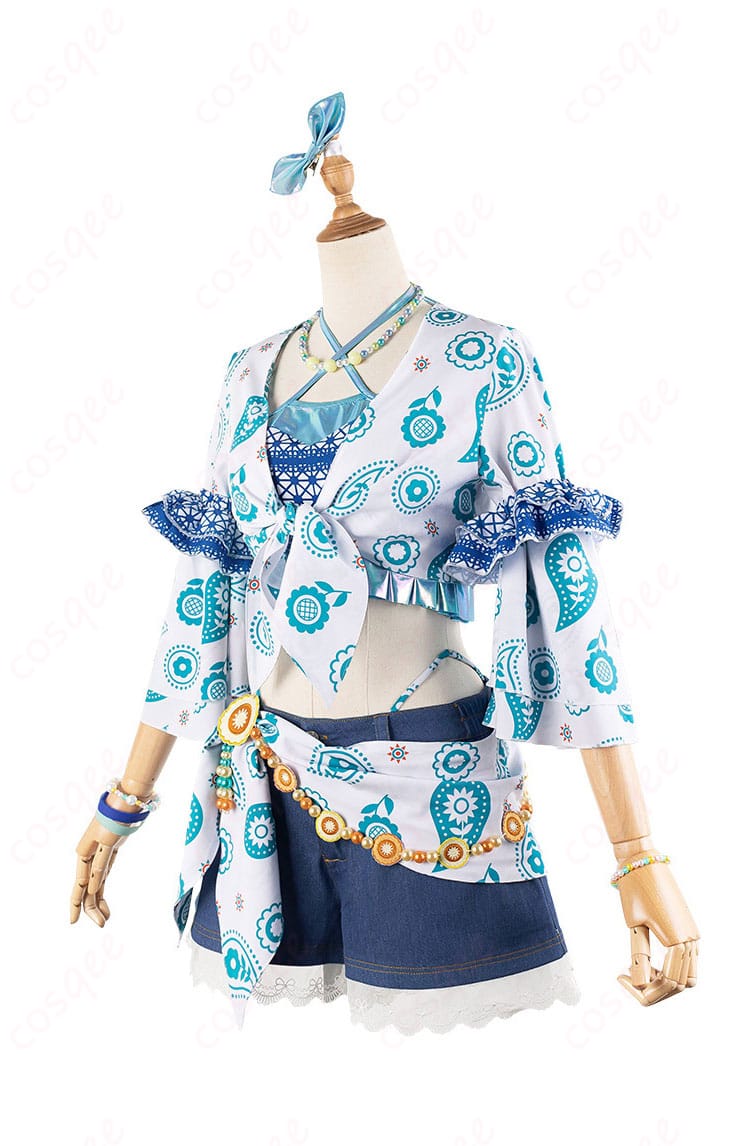 コスプレ衣装の左側、細部まで忠実に再現されたデザイン