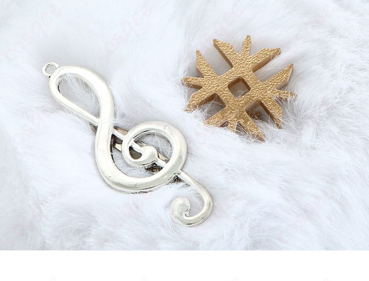 ネリッサ・レイヴンクロフト正月衣装の胸飾りデザインの詳細。