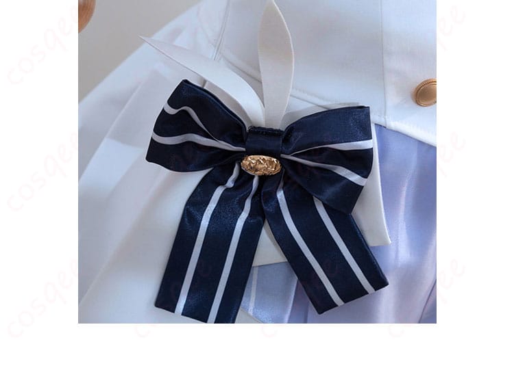 腰周りの装飾。服のデザインが全体を引き締め、魅力的な印象を与えます。