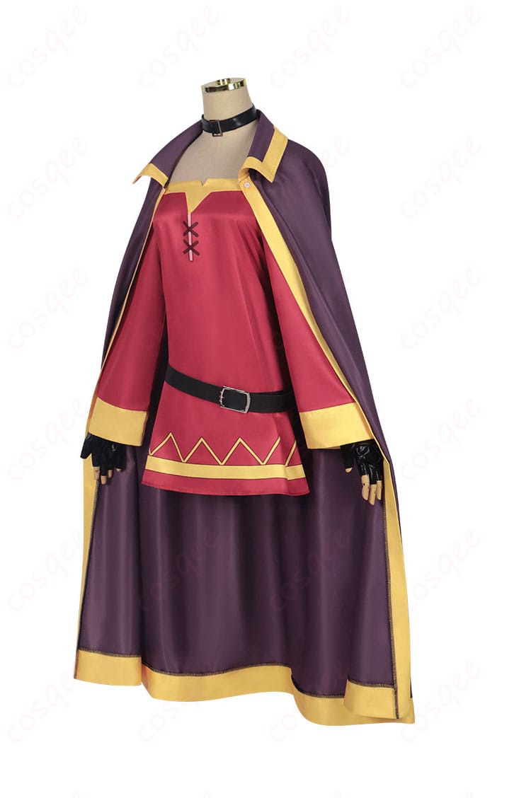 めぐみんのコスプレ衣装の側面。衣装のラインが美しく、動きやすさも確保。