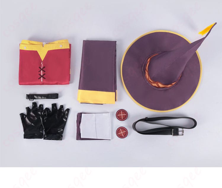 コスプレセット内容の展示。ワンピース、マント、帽子など全アイテムを紹介。