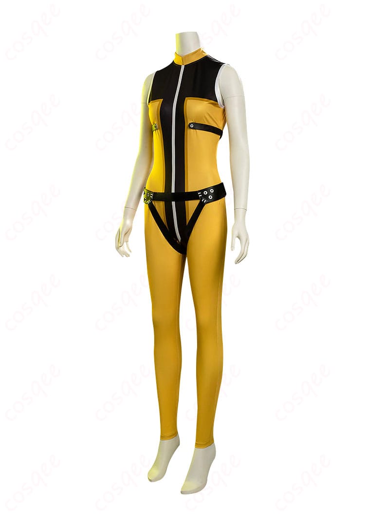 錫切夢子コスプレ衣装の側面、服のラインとフィット感を確認