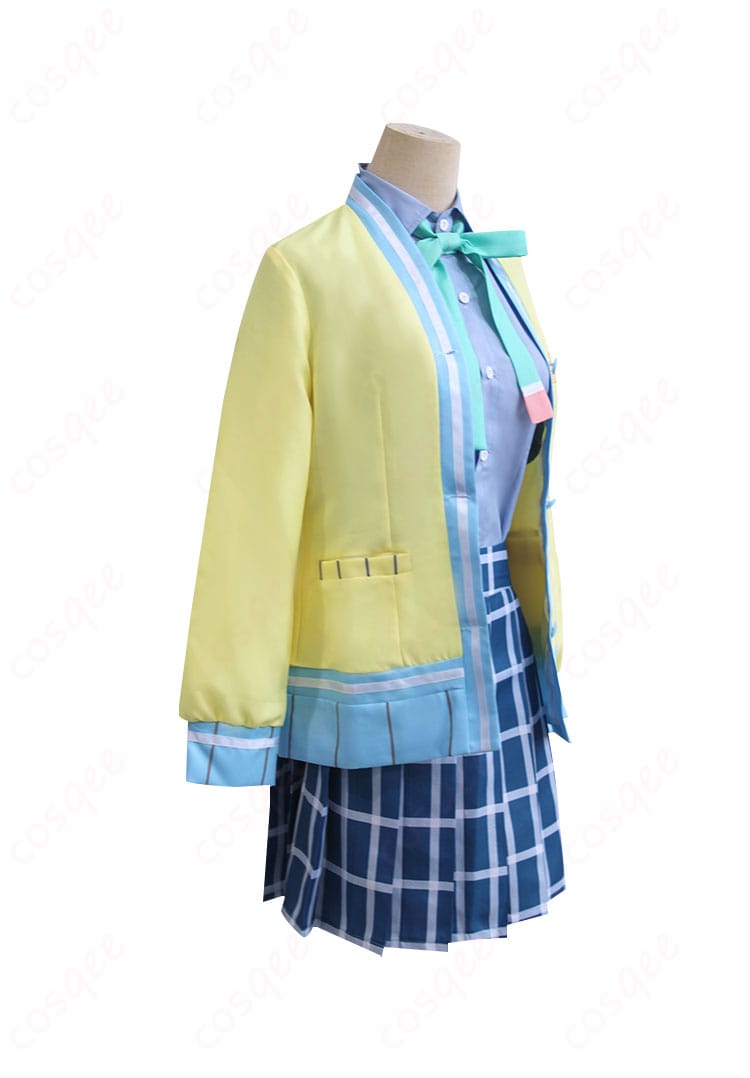 近江彼方コスプレ衣装の側面、夏制服の美しいシルエットを確認できます。