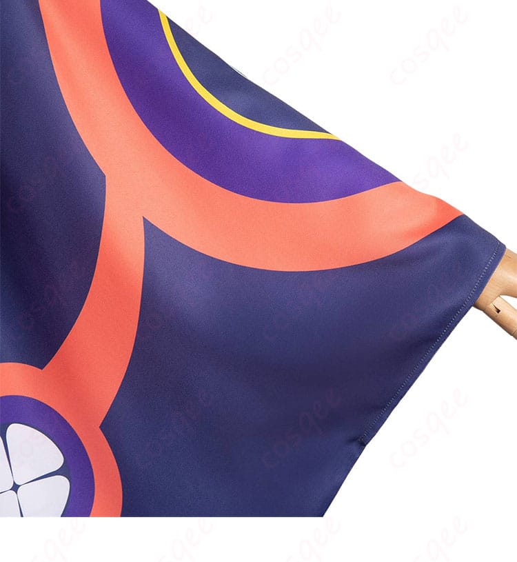 衣袖の装飾ディテール。薬売りコスプレ衣装の袖口の美しい装飾とデザインが詳細に映されている。