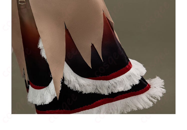 パンツのフリンジ装飾細部。動きが出るデザインで、全体を引き立てます。