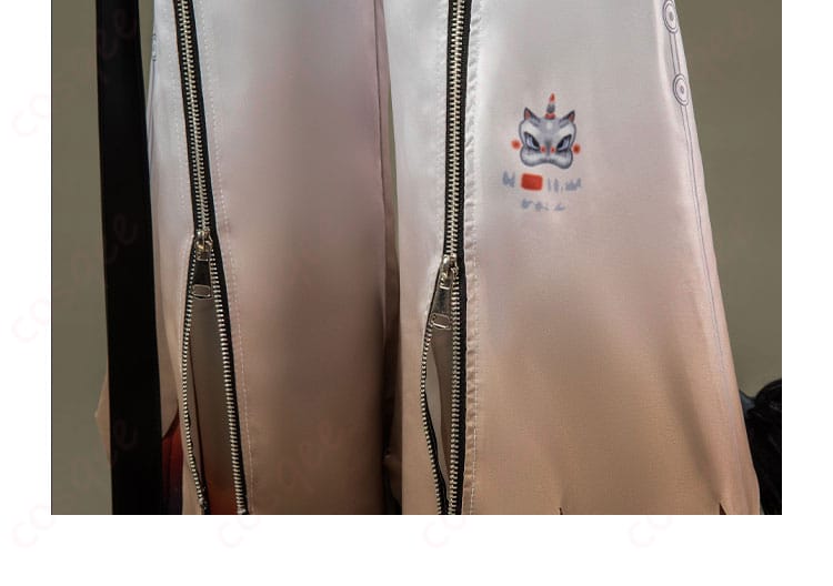 パンツのレッグ装飾細部。デザインにこだわった美しい仕上がり。