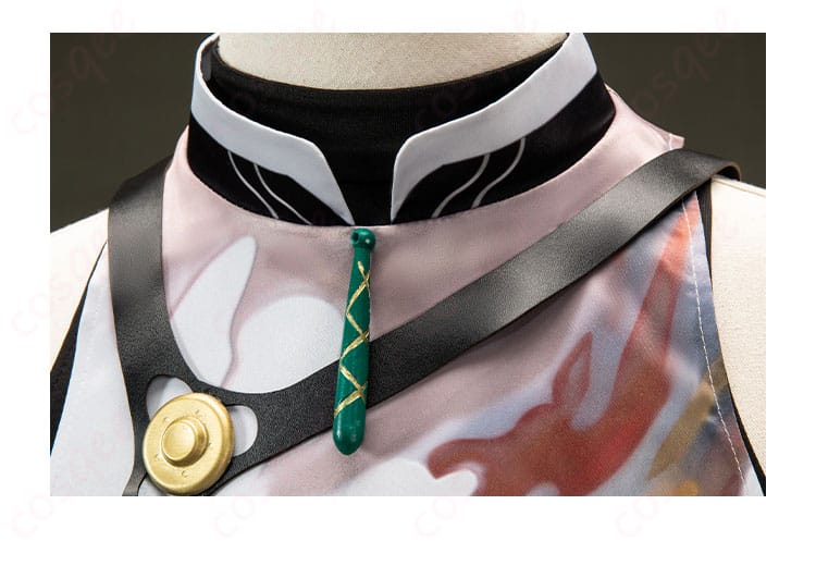 服の襟元の装飾細部。刺繍と模様が繊細に再現されています。