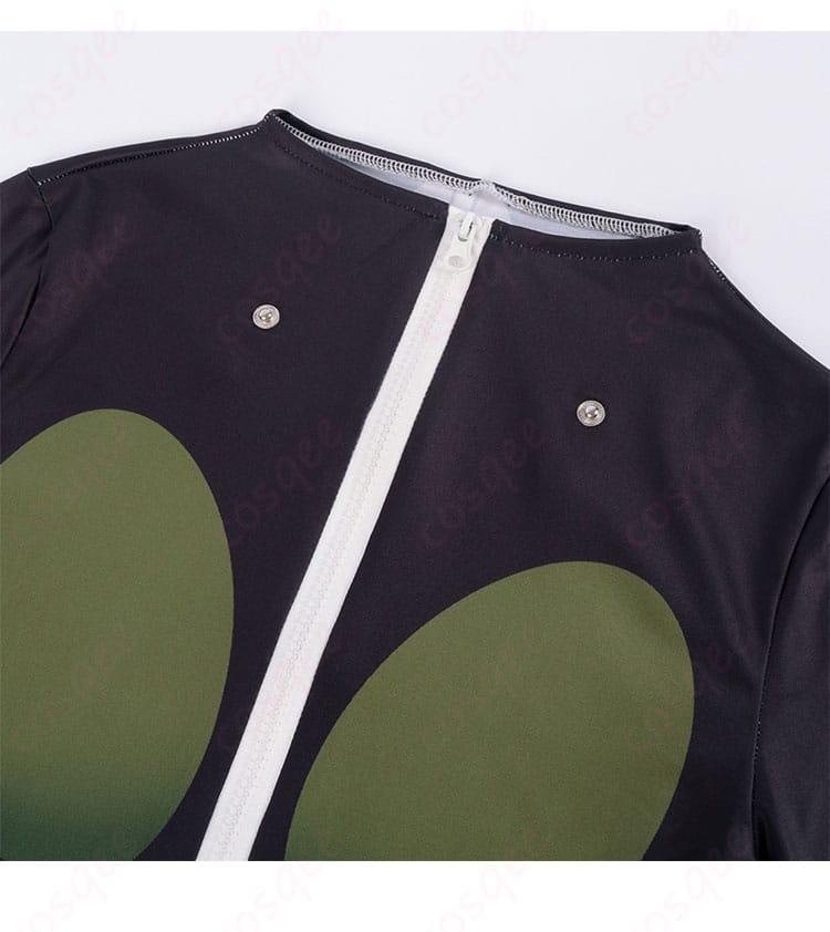 コスプレ衣装の襟部分の精緻なディテール。キャラクターに忠実なデザイン。