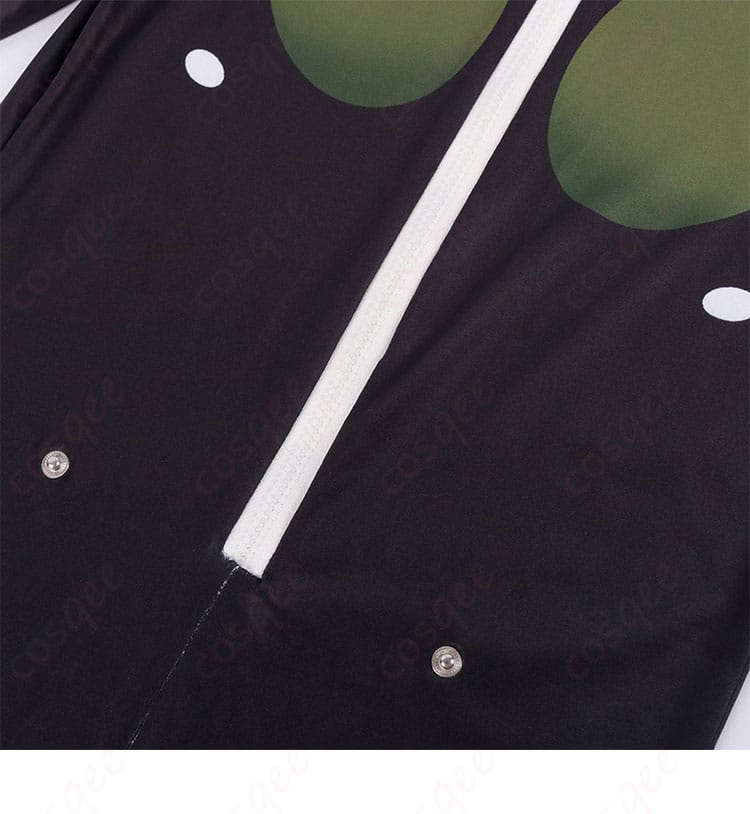 コスプレ衣装の門襟装飾の細部。細かい刺繍やデザインが再現されています。