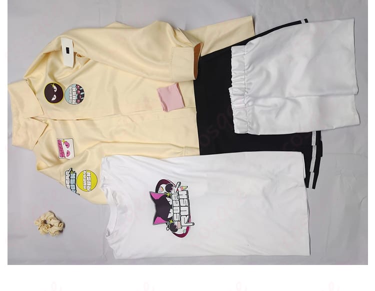 セット内容:コート、インナー、ミニスカート、髪飾り、レッグカバー、リストバンドなど。実際のセット内容を紹介。