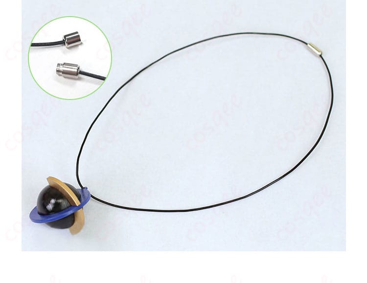 ネックレス装飾の詳細、N(エヌ)コスプレ衣装のネックレスディテール