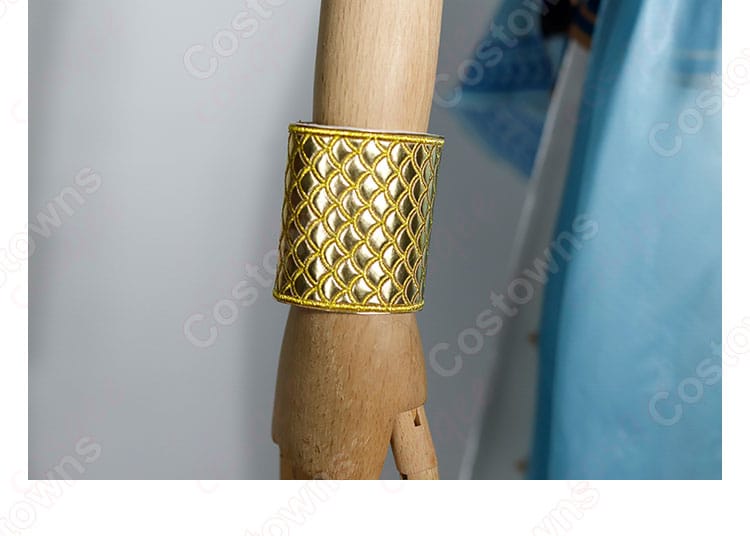 右手首装飾の細部、ホムラの右手首に施された装飾のディテール