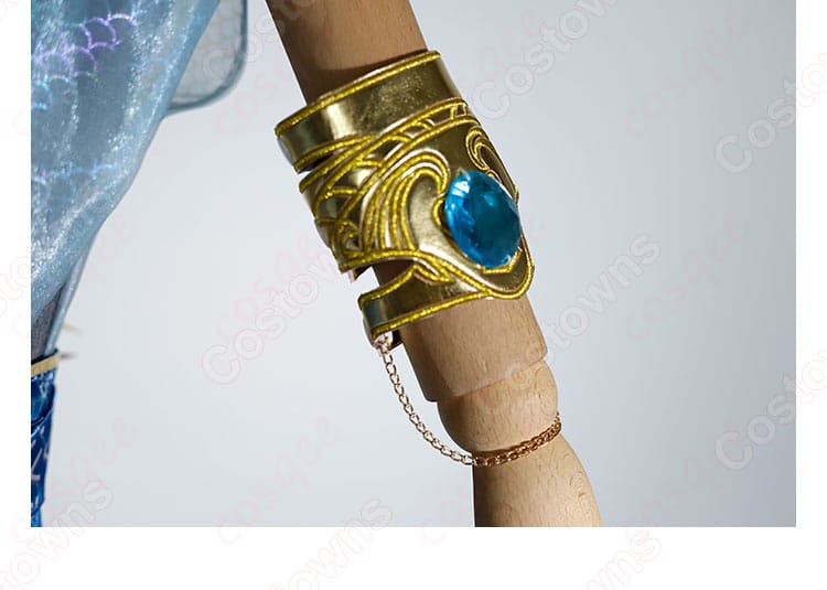 左腕装飾の細部、ホムラの左腕のデザインに注目