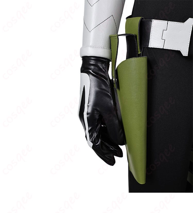 亜白ミナ コスプレ衣装の腰右側装飾ディテール。ポーチとホルスターのディテールを確認できます。