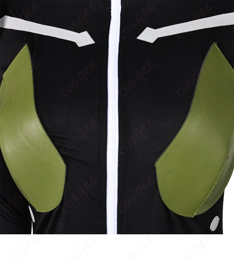 亜白ミナ コスプレ衣装胸前の装飾ディテール。戦闘服の胸元に施されたアクセント。