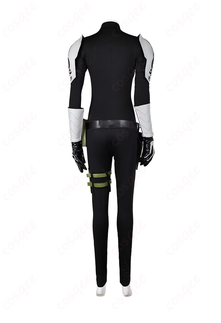 亜白ミナ コスプレ衣装の背面。肩鎧や背中のディテールがよく見えます。戦闘服の細部まで再現。