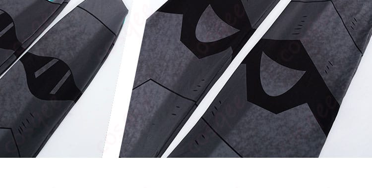 ズボン部分の装飾ディテールを強調した画像。