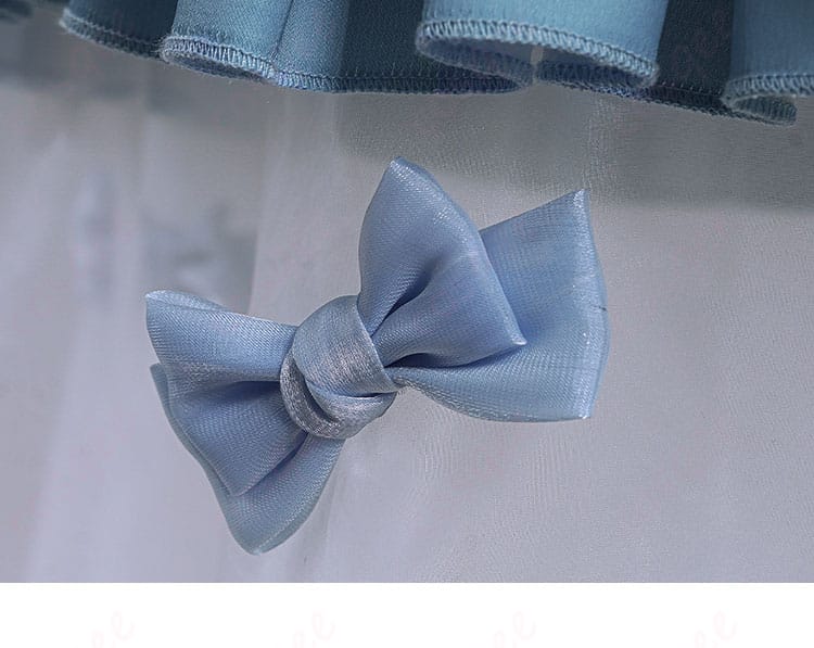 エマ・ウッズのコスプレ衣装に施されたスカートの蝶結び装飾。可愛らしく、キャラクターの魅力を引き出します。