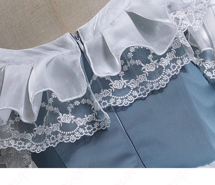 エマ・ウッズのコスプレ衣装に施された衣チェーンのディテール。精緻なデザインが特徴です。