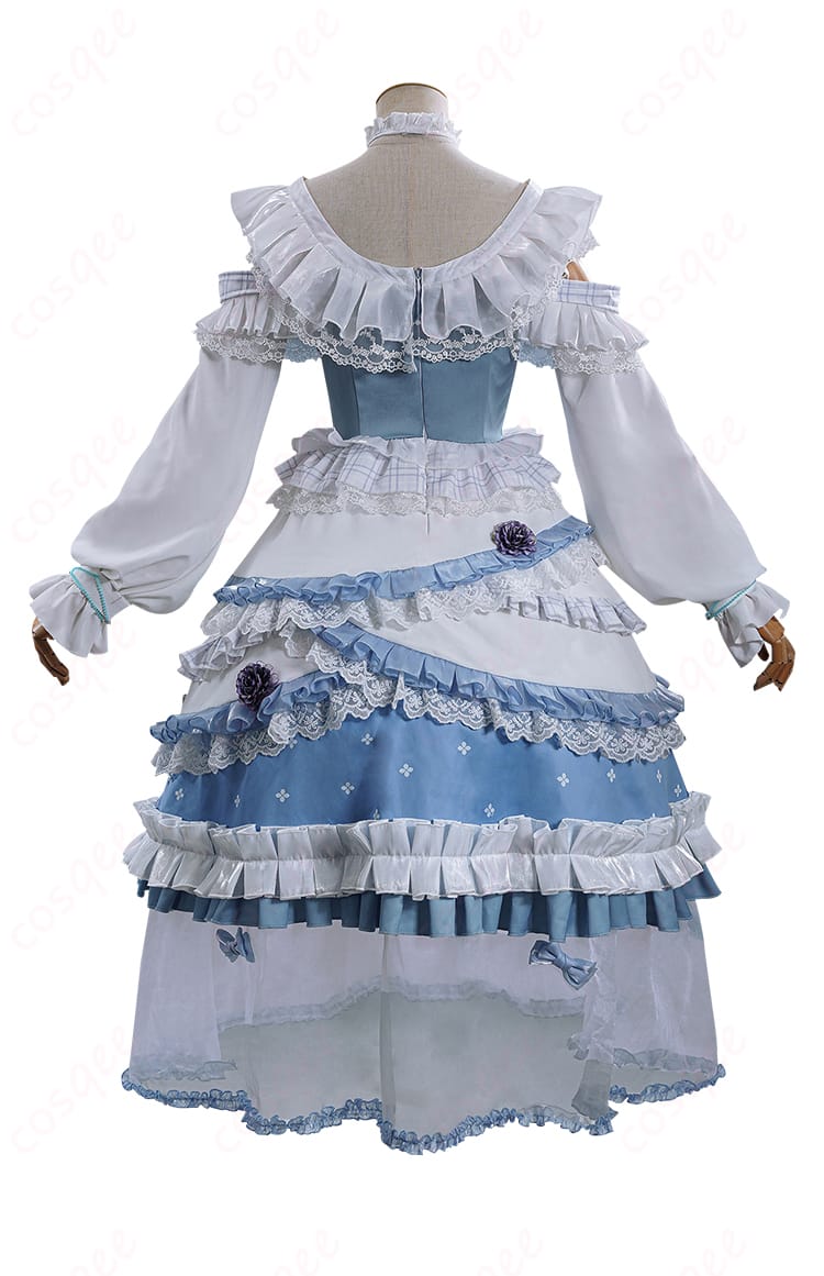 エマ・ウッズのコスプレ衣装の背面。細部まで忠実に再現されたデザインが際立っています。