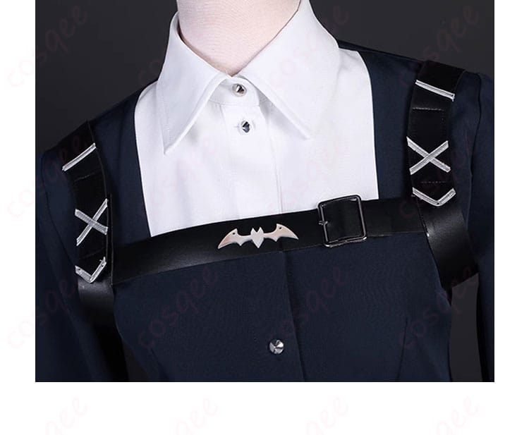 服の肩の装飾ディテール、肩部分の精緻なデザインを強調