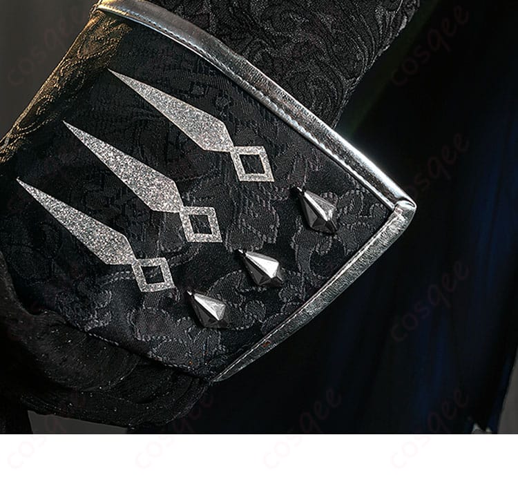 コスプレ衣装の袖口装飾、ジョゼフ 亡霊の魔術師の特徴的なディテールが見られます。