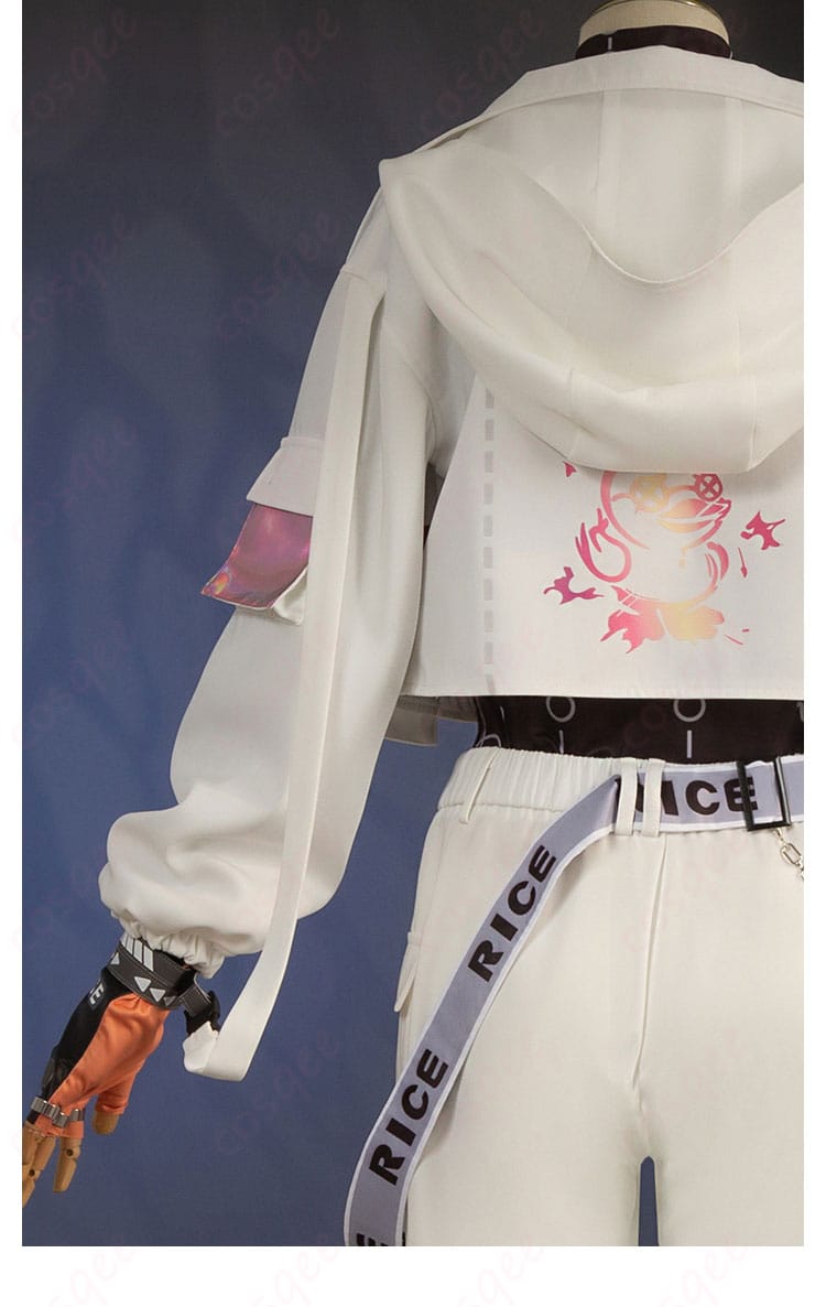 衣袖と背面の装飾ディテール。精巧な仕上げが施された袖口と背面。