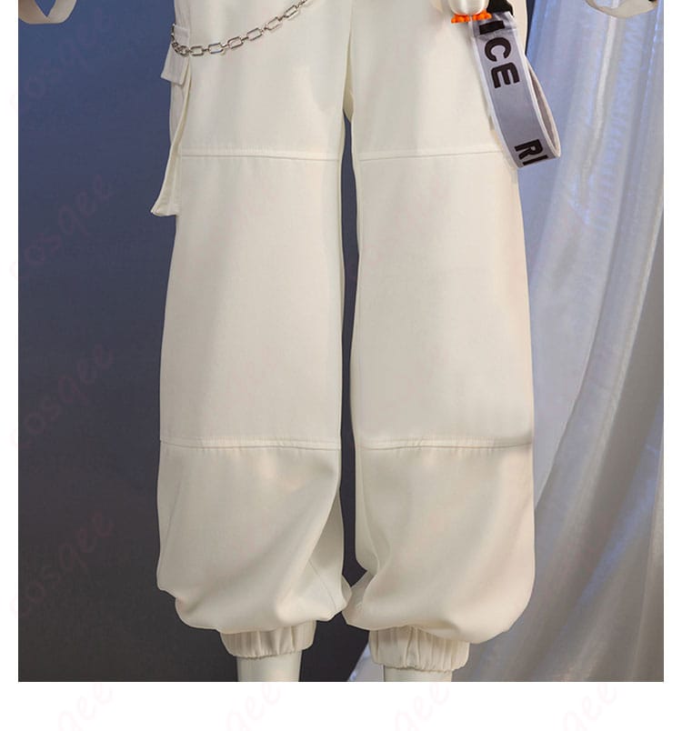 パンツの装飾ディテール。衣装の一部として、細部までこだわり抜いたデザイン。