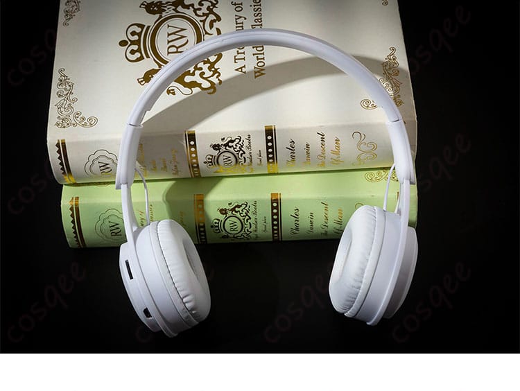 耳飾りの装飾ディテール。精緻な耳飾りが衣装の魅力を引き立てます。