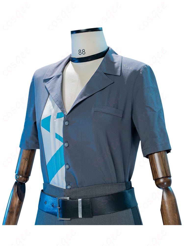 内側の短袖シャツの側面ディテール、コスプレ衣装の着心地とデザインを強調。